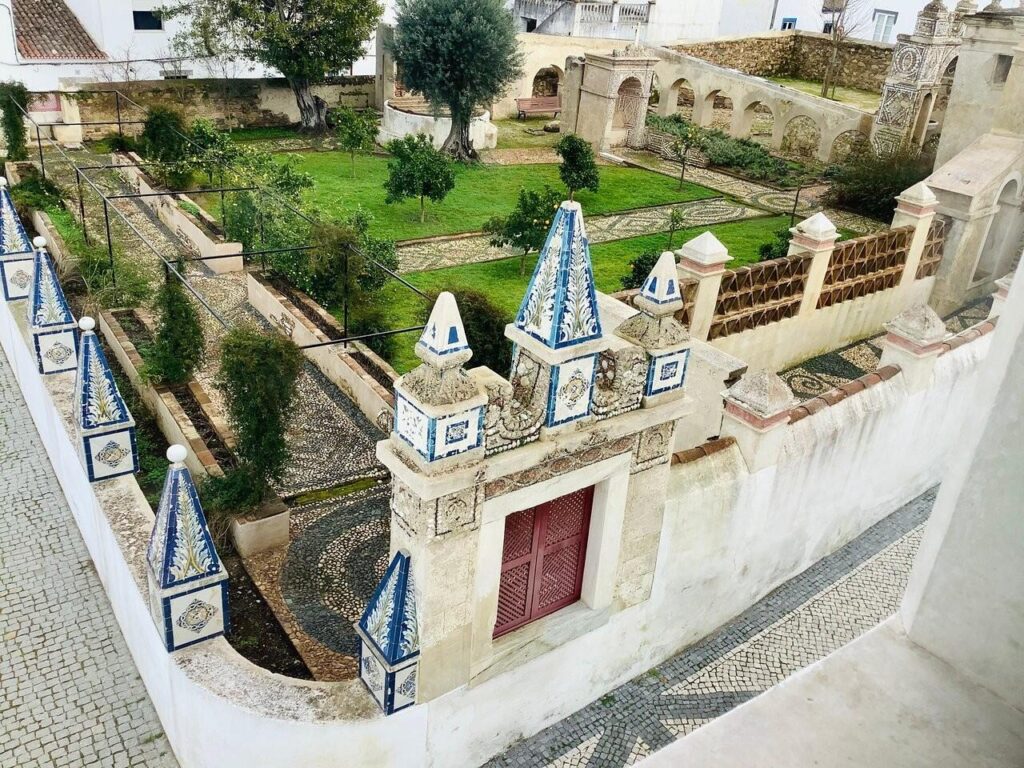 Paço Real das Alcáçovas ou Paço dos Henriques (Viana do Alentejo) (**)
